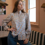 Blusa de algodón con estampado floral en azul marino y blanco y ribete blanco
