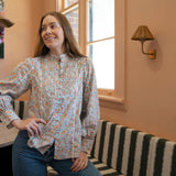 Blusa de algodón con estampado floral en azul marino y blanco y ribete blanco