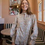 Blusa de algodón con estampado floral en azul marino y blanco y ribete blanco