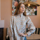 Blusa de algodón con estampado floral en azul marino y blanco y ribete blanco