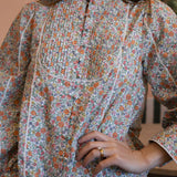Blusa de algodón con estampado floral en azul marino y blanco y ribete blanco