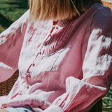 Blusa de algodón con estampado floral en azul marino y blanco y ribete blanco