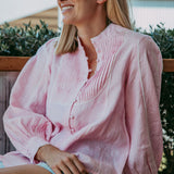 Blusa de algodón con estampado floral en azul marino y blanco y ribete blanco