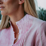 Blusa de algodón con estampado floral en azul marino y blanco y ribete blanco